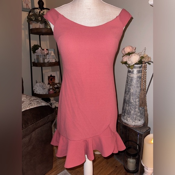 Hello Molly mini ruffled slightly off shoulder dress. NWT. Size 4🩷 - Picture 2 of 10